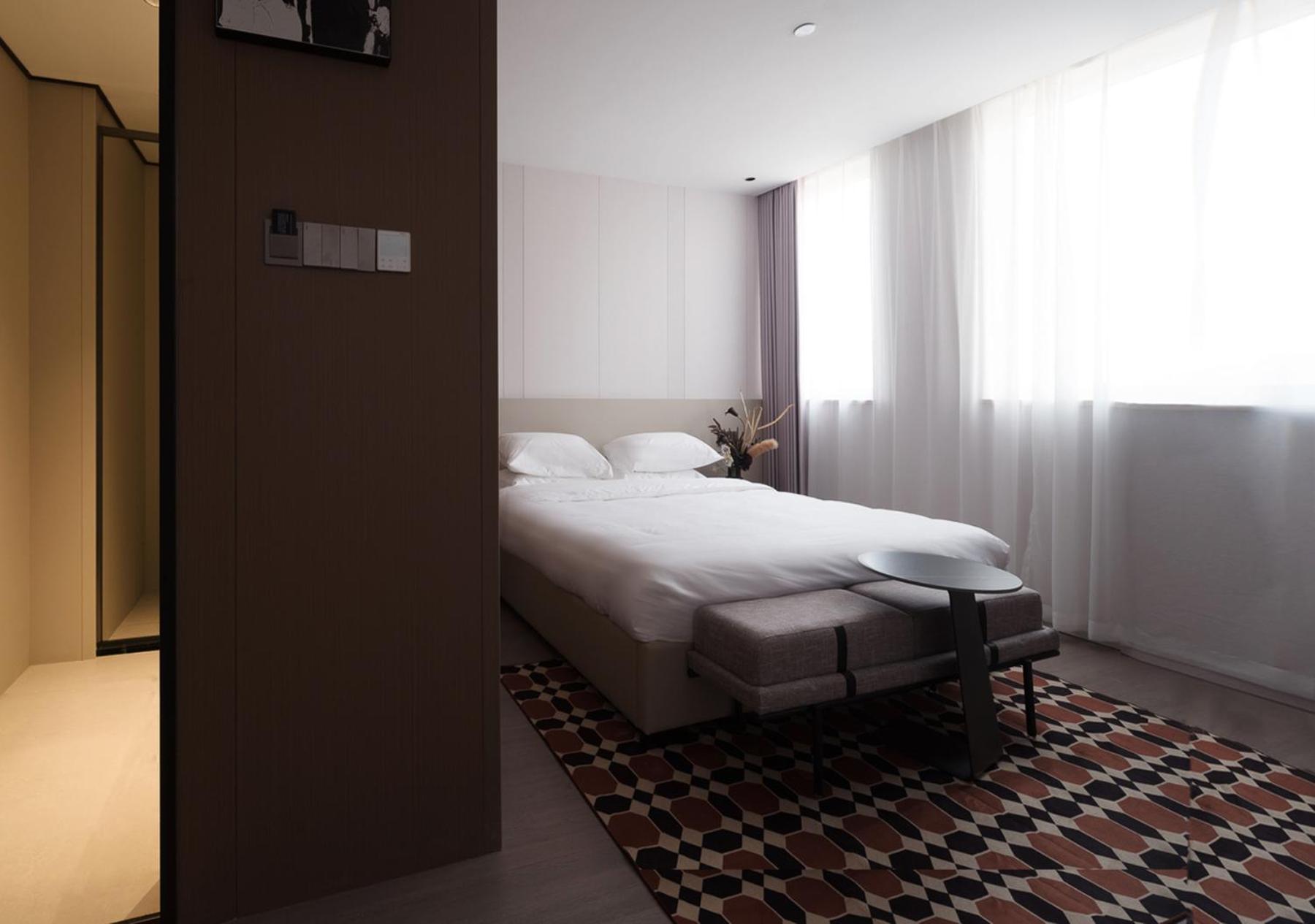 Charles 4* Shanghai
